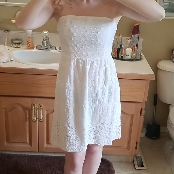 Eyelet tube dress. - Picture 2 of 3